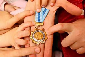 Президент подписал указ о награждении орденом Матери. В списке — представительница ОАО «БЗПИ»